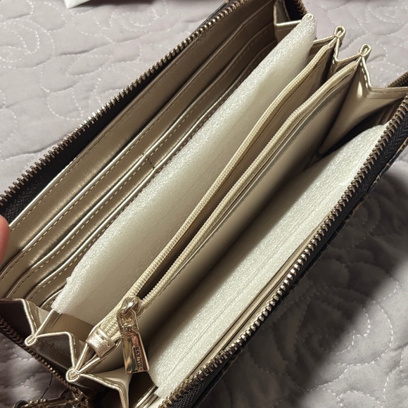 Guess Wallet - Picture 3 of 3